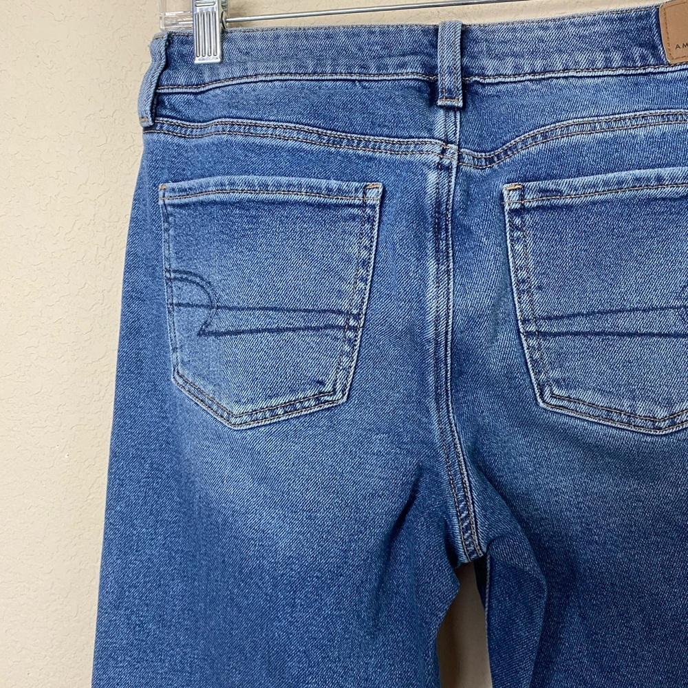 American Eagle Tomgirl Medium Wash Button Tab Straight Leg Jeans Size 28” - Picture 11 of 15